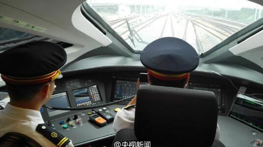 世界首次！中国动车以420公里时速交会成功