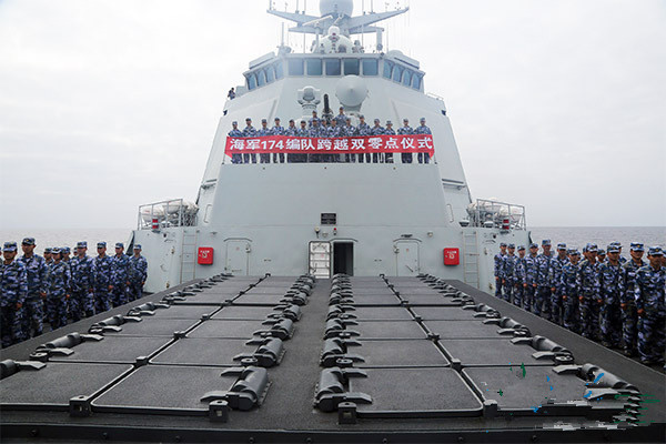 中国海军１７４舰艇编队举行跨越“双零点”仪式