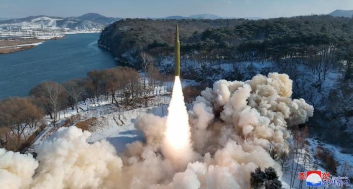 朝中社：朝鲜成功试射中远程固体燃料弹道导弹